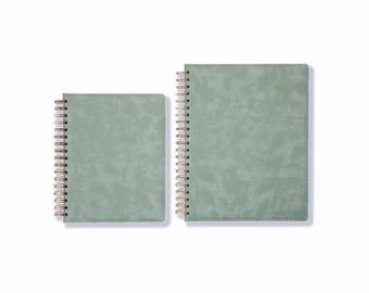 Groen notitieboek met harde kaft en spiraalbinding | Gepersonaliseerd cadeau met tekst of logo | 7x9" of 8,5x11" | 180 & 240 pagina's | Diverse papiersoorten | Kunstleer