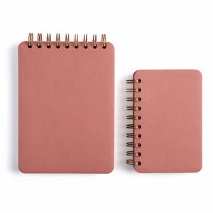 Libreta de bolsillo o B6 personalizada en color rosa / Encuadernación superior / Encuadernación lateral / Minidiario de 8,9 x 14 cm / Espiral / 12,7 x 18,8 cm / Regalo personalizado / Logotipo / Cuero sintético