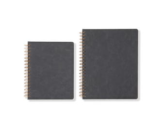 Zwart notitieboek met harde kaft en spiraalbinding | Gepersonaliseerd cadeau met tekst of logo | 7x9" of 8,5x11" | 180 & 240 pagina's | Diverse papiersoorten | Kunstleer