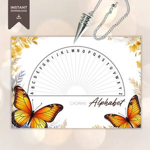 Könnte beinhalten: Ein weißer, druckbarer Alphabet-Chart mit einem Halbkreis-Design. Der Chart zeigt ein goldenes und weißes Blumenmuster mit zwei Schmetterlingen auf jeder Seite. Der Text "Alphabet" und "Cadran" ist auf dem Chart gedruckt.