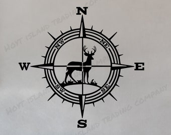 Puede incluir: Una brújula en blanco y negro con una silueta de ciervo en el centro. La brújula apunta al norte, sur, este y oeste. La brújula está rodeada de un círculo con las palabras "NW", "NE", "SW" y "SE" escritas en él.