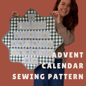 Peut inclure: Un patron de couture de calendrier de l'Avent en forme d'étoile, avec un motif vichy vert et blanc. Il comporte 24 petites poches numérotées en or. Le texte "ADVENT CALENDAR SEWING PATTERN" est visible.