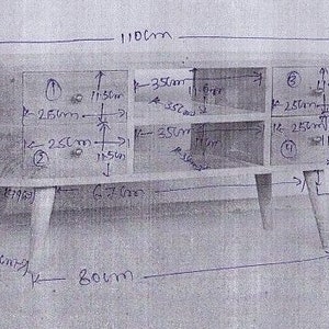 Może przedstawiać: Ręcznie narysowany schemat drewnianej szafki z dwoma szufladami i dwiema p&oacute;łkami. Szafka ma 110 cm szerokości, 80 cm głębokości i 27 cm wysokości. Szuflady mają 25 cm szerokości i 11,5 cm wysokości. P&oacute;łki mają 35 cm szerokości i 11,5 cm wysokości.