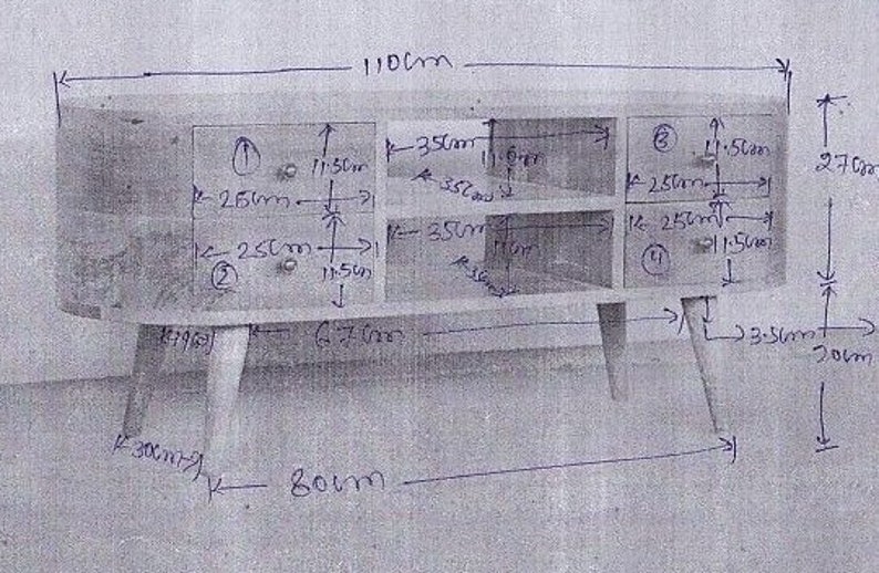 Może przedstawiać: Ręcznie narysowany schemat drewnianej szafki z dwoma szufladami i dwiema p&oacute;łkami. Szafka ma 110 cm szerokości, 80 cm głębokości i 27 cm wysokości. Szuflady mają 25 cm szerokości i 11,5 cm wysokości. P&oacute;łki mają 35 cm szerokości i 11,5 cm wysokości.
