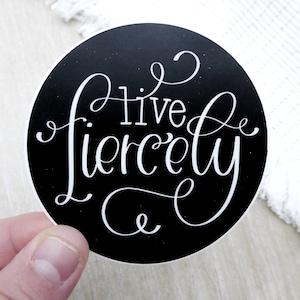Live Fel Handlettered 3 "Vinyl Sticker Positieve Affirmatie voor geestelijke gezondheid Waterdicht voor waterfles, tijdschriften, laptops