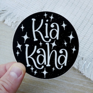 Kia Kaha 'Stay Strong' Nueva Zelanda Te Reo Māori 3" Calcomanía adhesiva impermeable para botellas de agua, computadoras portátiles, diarios