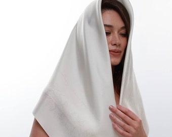 Braut-Schal “Schicksalstuch” | Ivory Braut Kopftuch | Elegantes Seiden-Halstuch mit Immergrün-Symbol