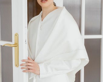 "Naturseide Brautschal ""Liublena"" - Elfenbein Brautschal mit Schrift, Luxushochzeitsgeschenk für die Braut, elegantes Seidenhalstuch."