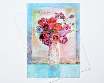 Puede incluir: Una tarjeta de felicitación con una imagen pintada de un ramo de flores rosas y rojas en un jarrón blanco. La tarjeta tiene las palabras "Feliz cumpleaños" escritas en letras doradas.