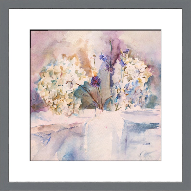 Puede incluir: Una pintura de acuarela de un ramo de flores blancas y azules en un jarr&oacute;n. Las flores est&aacute;n dispuestas en un estilo suelto y natural, y el jarr&oacute;n es de cer&aacute;mica blanca simple.