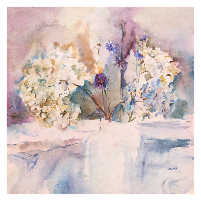 Puede incluir: Una pintura de acuarela de un ramo de flores blancas y azules en un jarr&oacute;n. Las flores est&aacute;n dispuestas en un estilo suelto y natural, y el jarr&oacute;n es de cer&aacute;mica blanca simple.
