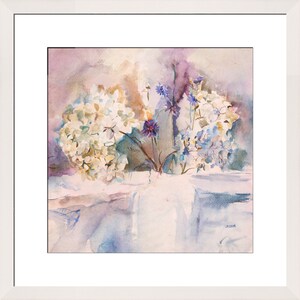 Puede incluir: Una pintura de acuarela de un ramo de flores blancas y azules en un jarr&oacute;n. Las flores est&aacute;n dispuestas en un estilo suelto y natural, y el jarr&oacute;n es de cer&aacute;mica blanca simple.