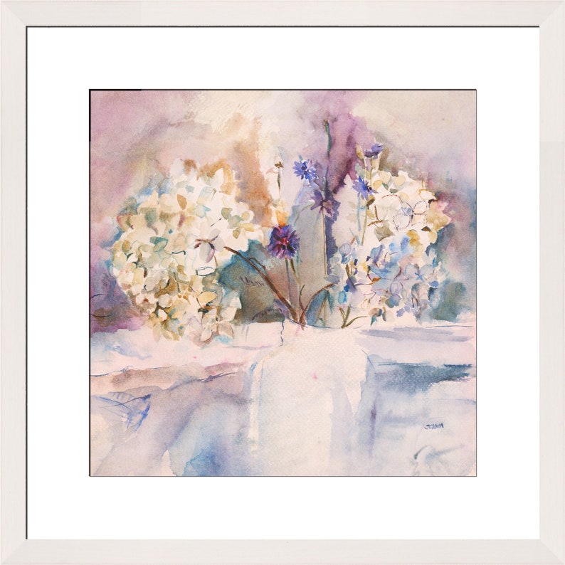 Puede incluir: Una pintura de acuarela de un ramo de flores blancas y azules en un jarr&oacute;n. Las flores est&aacute;n dispuestas en un estilo suelto y natural, y el jarr&oacute;n es de cer&aacute;mica blanca simple.