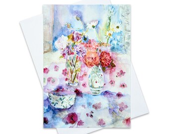 Puede incluir: Una pintura de acuarela de un ramo de flores rosas, blancas y moradas en un jarrón sobre una mesa con un mantel rosa y blanco. Las flores están dispuestas en un jarrón con un patrón floral. Hay un tazón pequeño en la mesa.