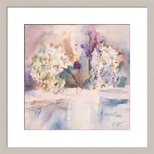 Puede incluir: Una pintura de acuarela de un ramo de flores blancas y azules en un jarr&oacute;n. Las flores est&aacute;n dispuestas en un estilo suelto y natural, y el jarr&oacute;n es de cer&aacute;mica blanca simple.