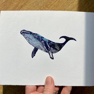 Originele linosnede print walvis, bladzilver versieringen