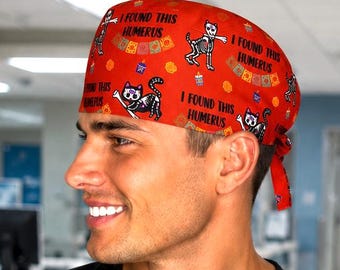 Gorro quirúrgico para hombre del Día de Muertos / Gorro quirúrgico "Encontré este húmero" / Gorro de enfermera del Día de los Muertos / Gorro quirúrgico de Halloween para quirófano / Louis + Phil