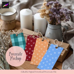 Può includere: Una collezione di etichette regalo colorate con motivi a cuore e a quadri, legate con spago, disposte con candele, fiori secchi e un logo Procreate Mockup. Le etichette sono in tonalità di blu, rosso e arancione.