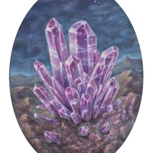 Könnte beinhalten: Eine Gruppe von Amethystkristallen in tiefem Lila vor einem dunkelblauen Hintergrund mit Sternenhimmel. Die Kristalle sind in einer Gruppe angeordnet, wobei einige nach oben und andere nach unten zeigen. Die Kristalle sind von einer dunkelbraunen, strukturierten Oberfläche umgeben.