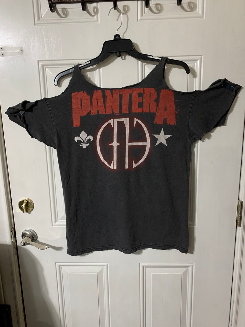 Vintage off shoulders Distressed Pantera Concert Tour T-shirt Size L.