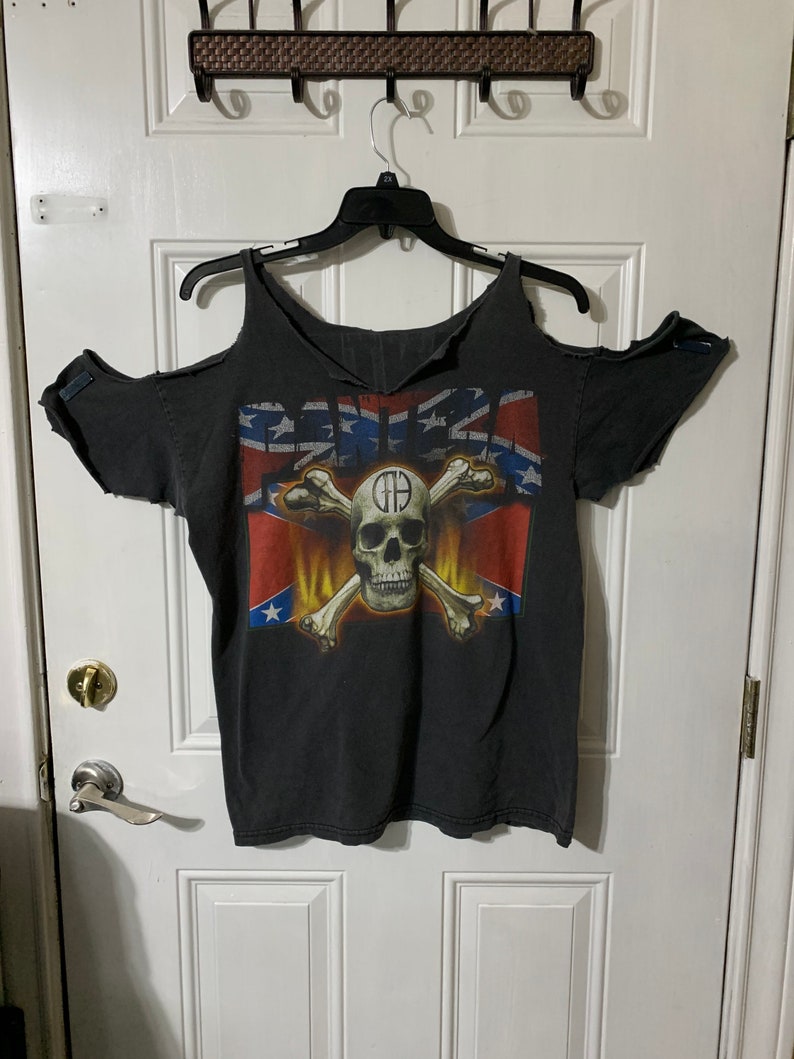 Vintage off shoulders Distressed Pantera Concert Tour T-shirt Size L.