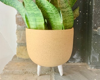 Ceramic planter w/ legs