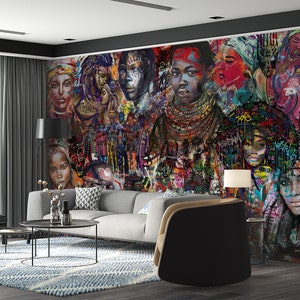 Può includere: Un murale colorato a parete che presenta un collage di volti con colori e motivi vibranti. Il murale è un mix di stili astratti e realistici, con un focus su design di ispirazione africana.