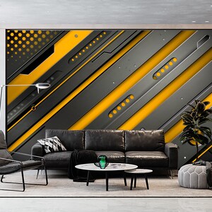 Può includere: Un design di interni per un soggiorno con un divano in pelle nera e un murale a parete con motivo geometrico grigio e giallo. La stanza presenta un pavimento grigio, una lampada da terra grigia, un tavolino da caffè grigio e un pouf grigio.