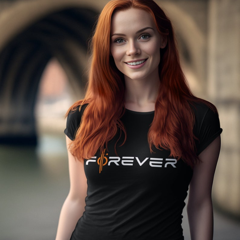 K&ouml;nnte beinhalten: Ein schwarzes T-Shirt mit einem wei&szlig;en Grafikdesign, auf dem "FOREVER" mit einem orangefarbenen und wei&szlig;en Symbol vor dem Wort steht.