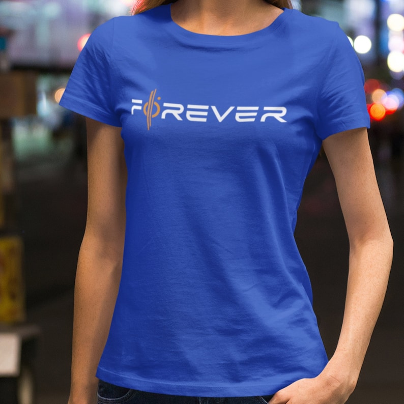 K&ouml;nnte beinhalten: Ein k&ouml;nigsblaues T-Shirt mit einer wei&szlig;en Grafik, auf der "FOREVER" mit einem stilisierten orangen Symbol steht.