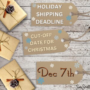 Puede incluir: Tres etiquetas de regalo de papel marr&oacute;n con copos de nieve blancos y azules. La etiqueta superior dice "HOLIDAY SHIPPING DEADLINE". La etiqueta del medio dice "CUT-OFF DATE FOR CHRISTMAS". La etiqueta inferior dice "Dec 7th".