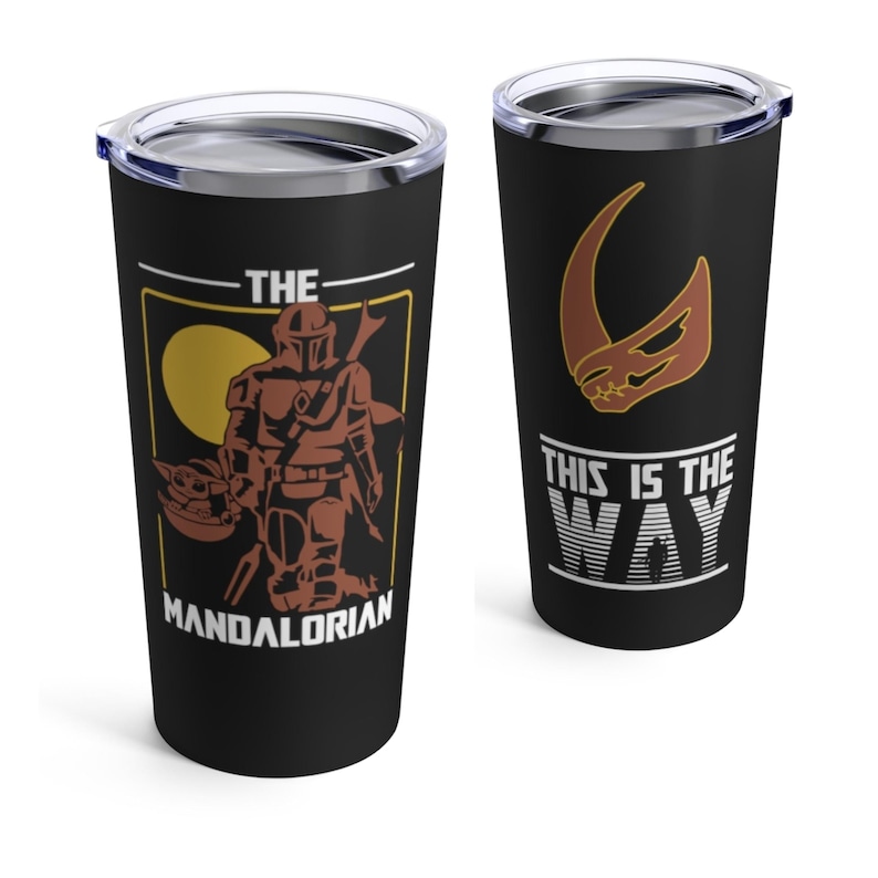 Op de afbeelding: Twee zwarte roestvrijstalen bekers met een Star Wars Mandalorian-thema. De ene beker heeft een silhouet van de Mandalorian met de woorden "The Mandalorian" en "This is the Way". De andere beker heeft het Mandalorian-symbool.
