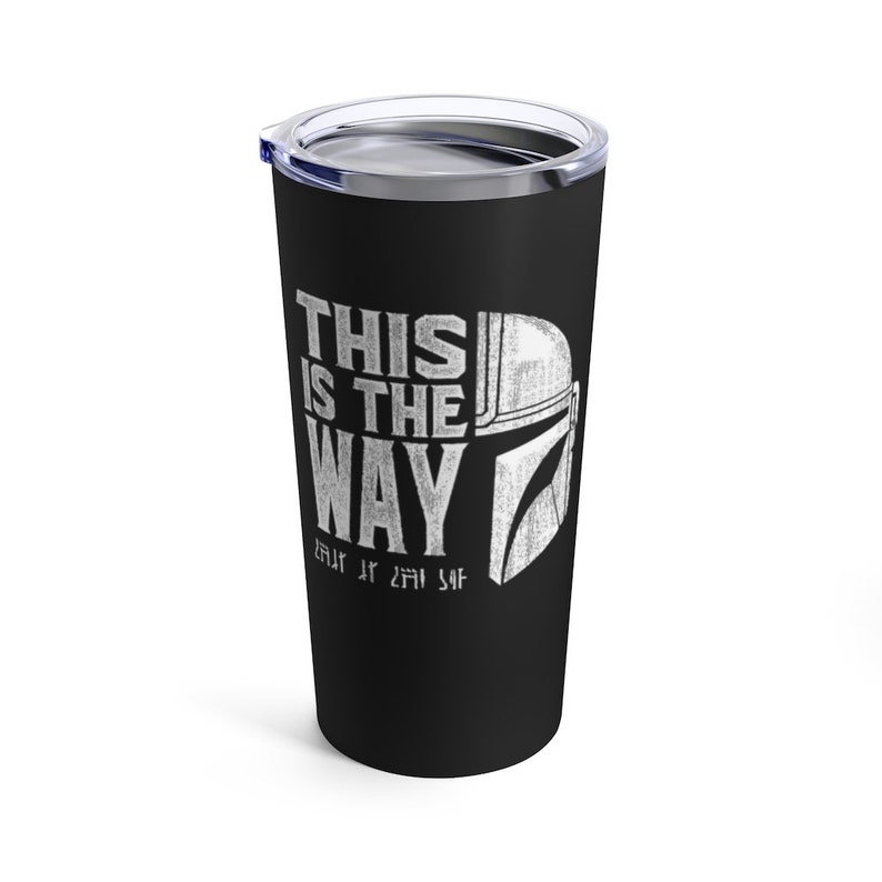 Puede incluir: Taza de acero inoxidable negra con un gr&aacute;fico blanco de un casco mandaloriano y el texto "This is the way".