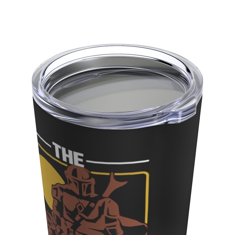 Op de afbeelding: Een zwarte roestvrijstalen tumbler met een doorzichtig deksel. De tumbler heeft een afbeelding van een Mandalorian-personage met de tekst "The Way" aan de voorkant.