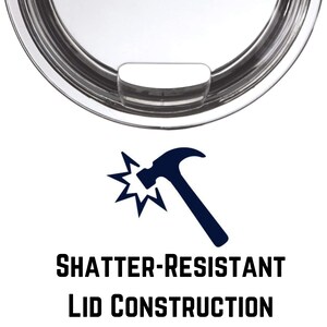 Op de afbeelding: Een close-up van een roestvrijstalen deksel met een hamer en een stervormige afbeelding. De tekst "Shatter-Resistant Lid Construction" staat onder de afbeelding.