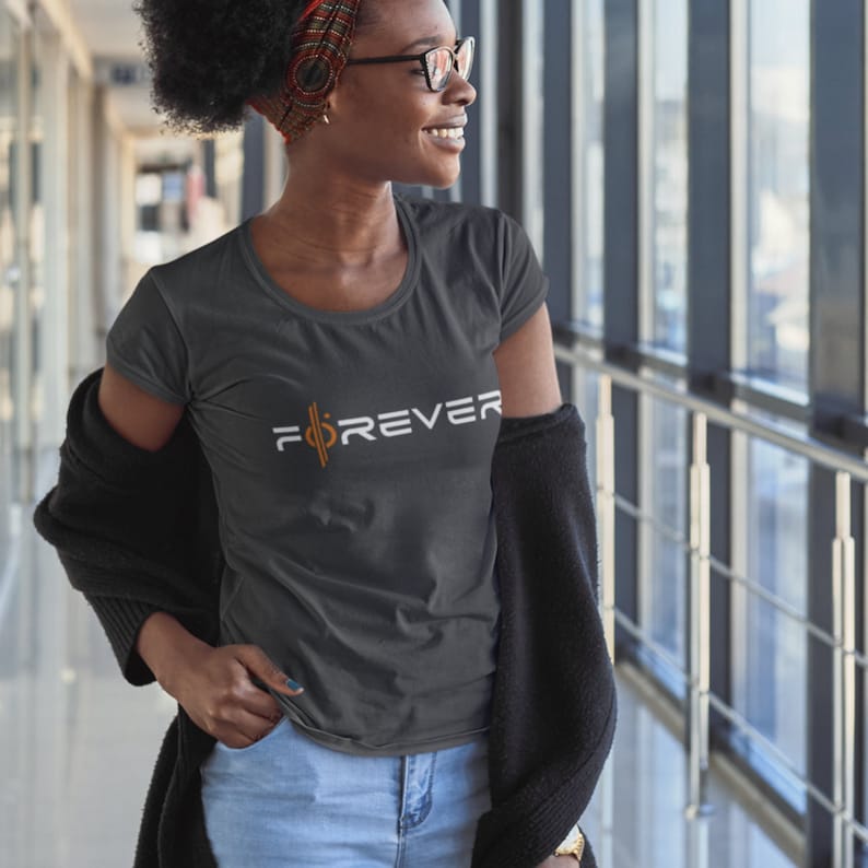 K&ouml;nnte beinhalten: Ein anthrazitfarbenes T-Shirt mit einer wei&szlig;en Grafik, auf der "FOREVER" mit einem stilisierten orangefarbenen Dollarzeichen steht.
