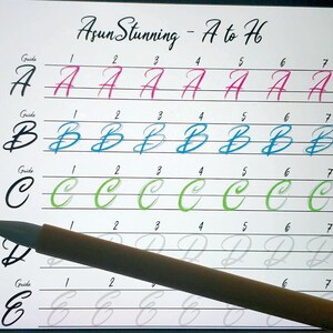 Può includere: Un foglio di lavoro con le lettere da A a E scritte in corsivo. Le lettere sono scritte in diversi colori, tra cui rosa, blu, verde e grigio. Il foglio di lavoro è intitolato "Asun Stunning - A to H".