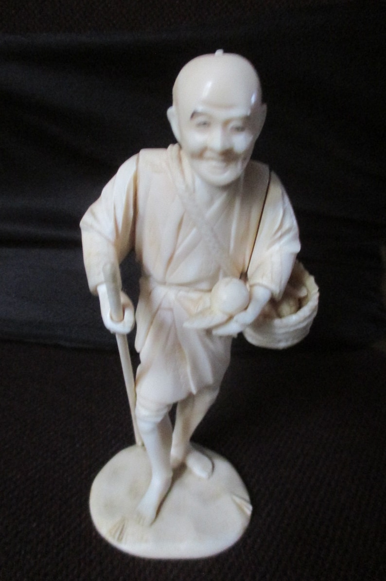 Japanese lovely okimono figure of fruit seller 15 cm perfect circa 1880