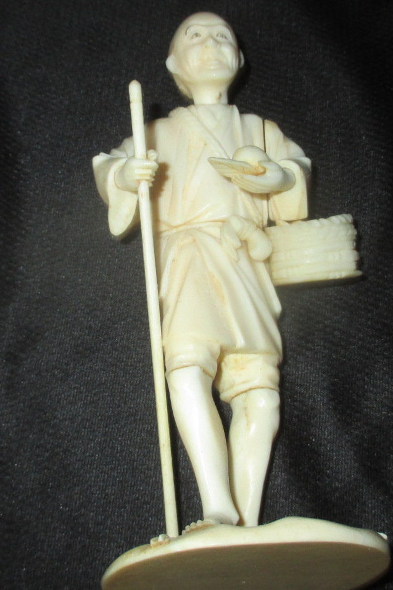 Japanese lovely okimono figure of fruit seller 15 cm perfect circa 1880