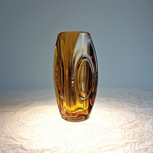 Honungsfärgad glasvas av Rudolf Schröter 1955