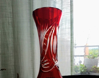 Vase bohème en verre rouge Novy Bor, années 60