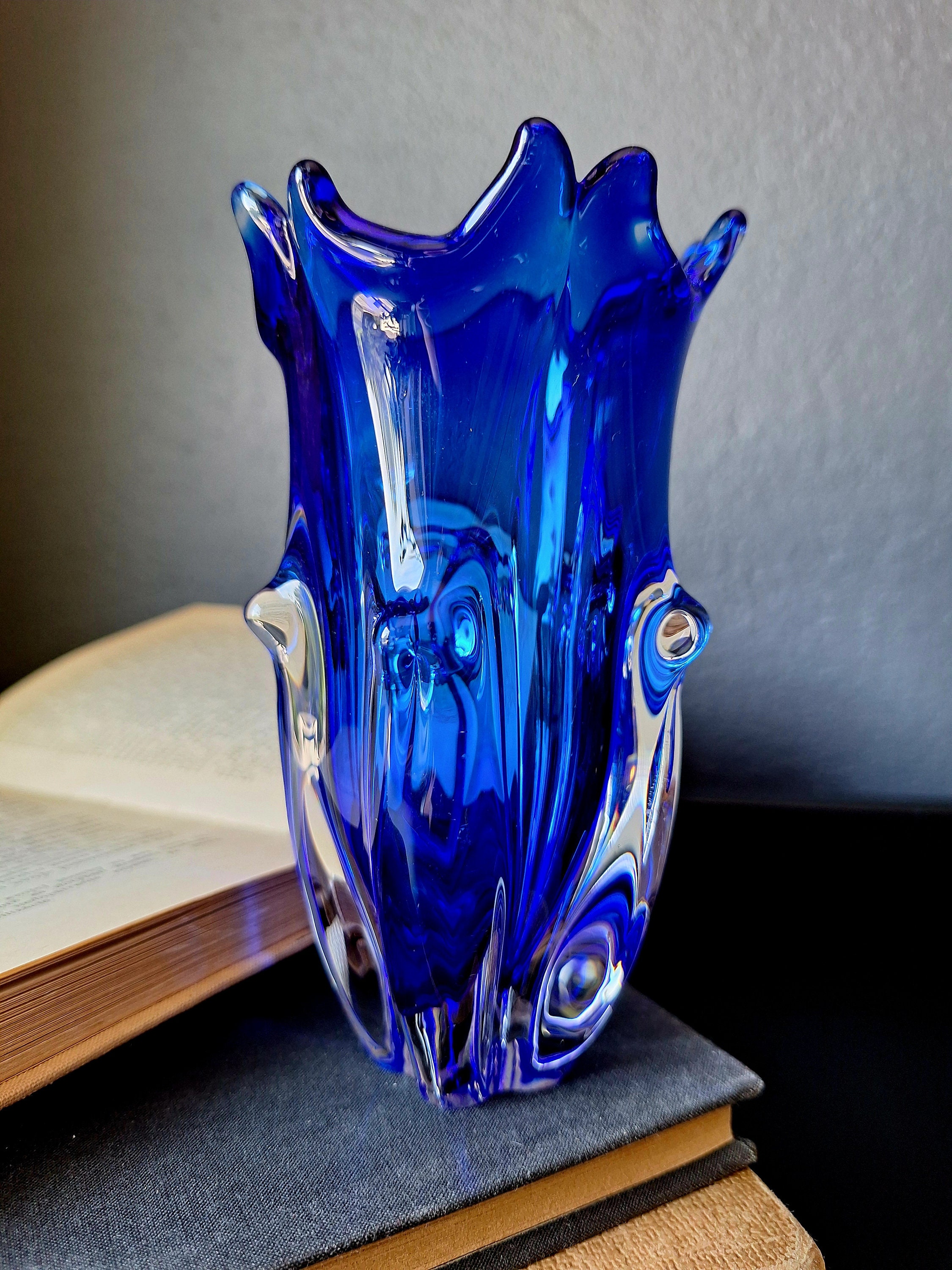 ヨゼフ・タラバ作、1960年代の青いボヘミアンガラスの花瓶 - Etsy 日本