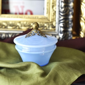 Élégant bocal en verre opale vintage bocal à bonbons bleu opale avec couvercle en or | Boîte à bonbons élégante en verre des années 1960