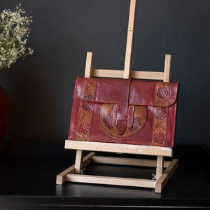 Bolso antiguo vintage tipo sobre, color rojo vino con motivos florales, década de 1970
