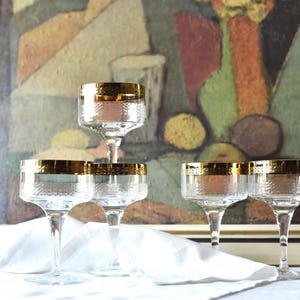 Vintage Coupé Gläser mit geprägter Textur und Goldrand - Mid Century Cocktail- oder Champagnerkelche 5stk 1970er Jahre