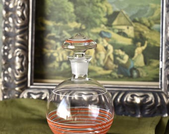 Bolvormige karaf met gesneden motief en rode lijnen