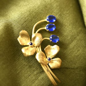 Broche vintage de los años 50 de Jablonecko con flor de cristal azul y base de metal checo.