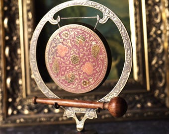 Gong decorativo vintage in ottone con cornice incisa a mano e martello in legno, anni '60