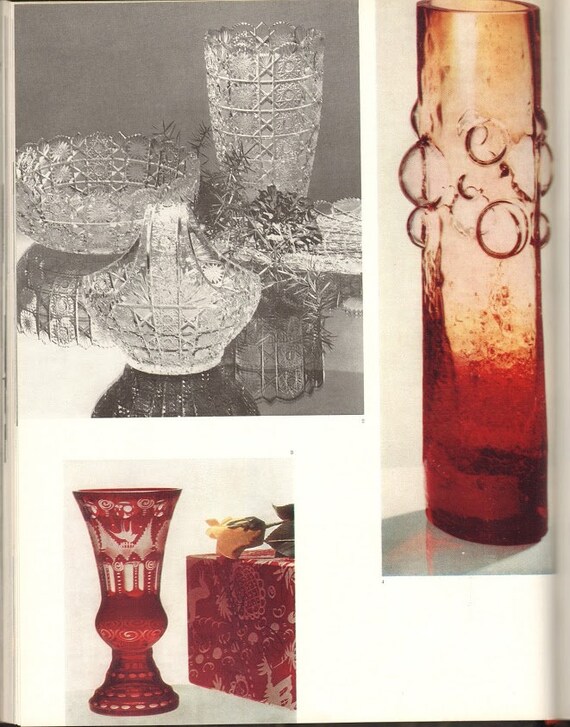 エッチング加工を施した赤いガラスの花瓶：ボヘミアンチェコアート
