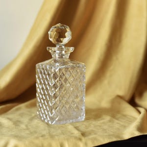 Vintage Crystal Decanter with Diamond-cut Lid – Geometric Pattern Elegant Barware 1970s